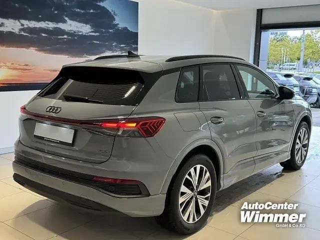 Farbe: grau Gebraucht 2023 Audi Q4 e-tron Ambiente SUV | 35.900 € (Superpreis) - Bild 1/3