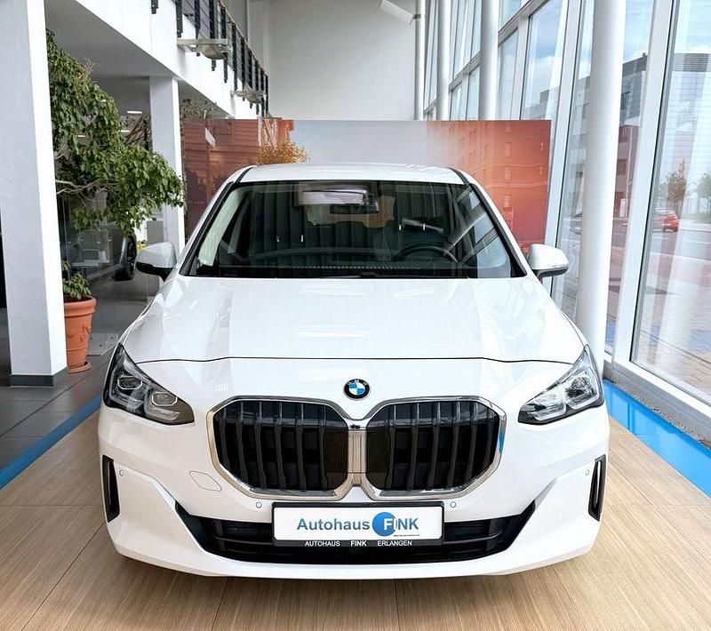Weiß Gebraucht 2022 BMW 218 Active Tourer Sport Line Van / Kleinbus | 23.700 € (Fairer Preis) - Bild 1/4