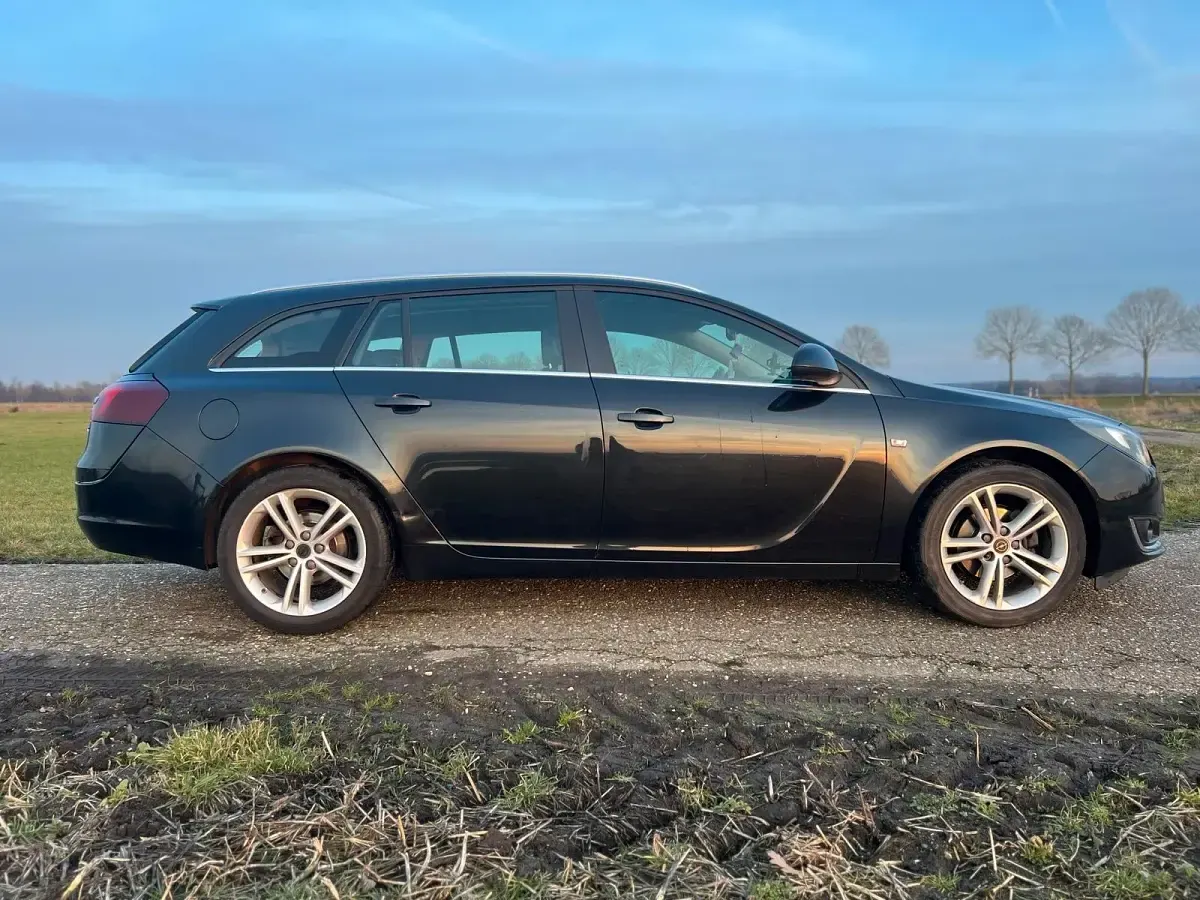 Gebraucht Opel Insignia 140 PS (102 kW) 2015 Schwarz Kombi