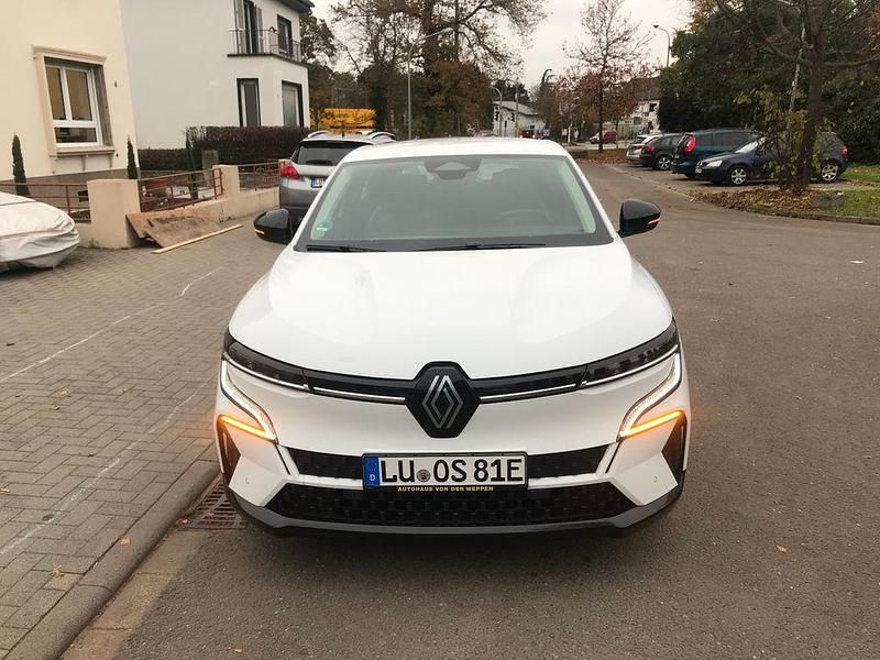 Weiß Gebraucht 2022 Renault Mégane Equilibre Limousine | 21.450 € (Fairer Preis) - Bild 1/4
