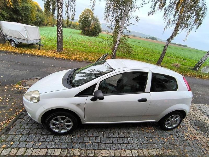 Weiß Gebraucht 2011 Fiat Grande Punto Kleinwagen | 2.100 € (Fairer Preis) - Bild 1/4