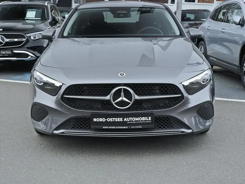 Gebraucht Mercedes A200 Progressive 163 PS (119 kW) 2025 Metalliclack mountaingrau Limousine