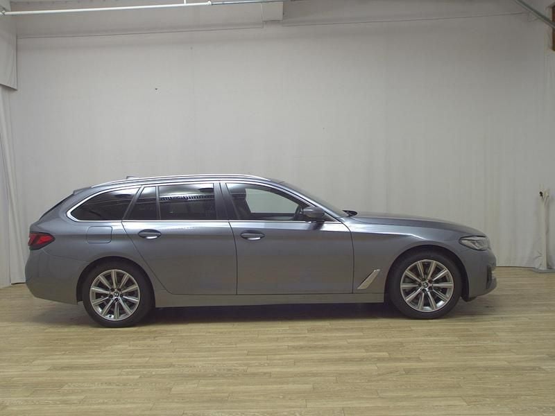 Blau Gebraucht 2020 BMW 520 Performance Kombi | 23.780 € (Fairer Preis) - Bild 1/4