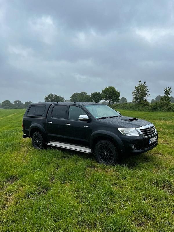 Schwarz Gebraucht 2015 Toyota HiLux Abholung | 24.500 € (Teuer) - Bild 1/4