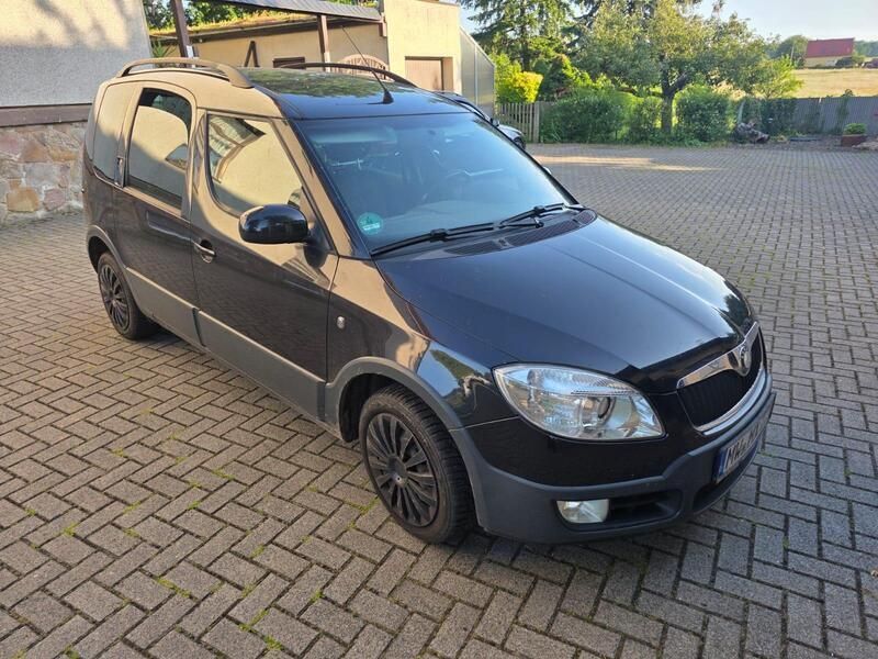 Schwarz Gebraucht 2008 Skoda Roomster Scout Kombi | 1.550 € - Bild 1/4