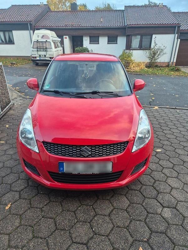 Rot Gebraucht 2012 Suzuki Swift Kleinwagen | 3.999 € (Guter Preis) - Bild 1/4