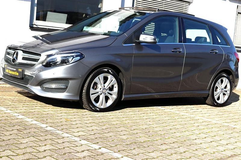 Grau Gebraucht 2016 Mercedes 200 Exclusive Limousine | 16.690 € (Guter Preis) - Bild 1/4