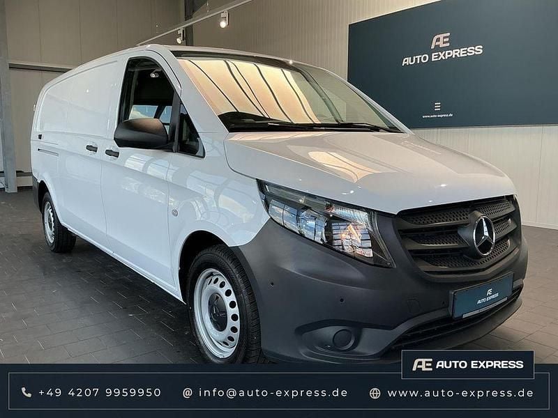 Weiß (arktikweiss) Gebraucht 2024 Mercedes Vito Van / Kleinbus | 33.201 € (Guter Preis) - Bild 1/4