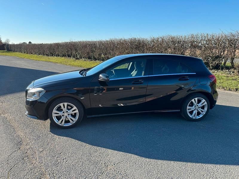 Gebraucht Mercedes A180 Urban 122 PS (89 kW) 2016 Schwarz Limousine