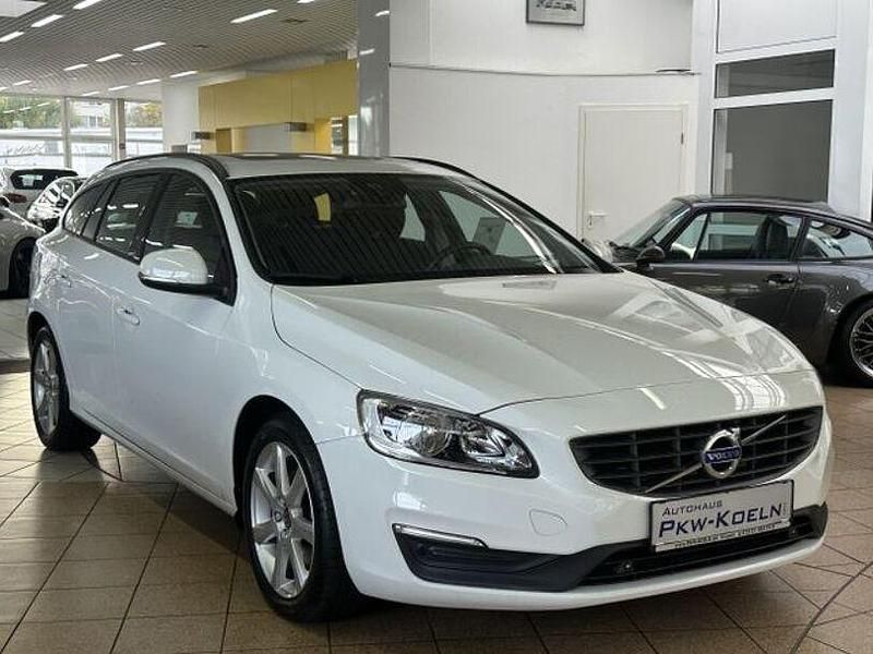 Gebraucht Volvo V60 Kinetic 150 PS (110 kW) 2018 Ice white, solid / solid (metallic) Kombi