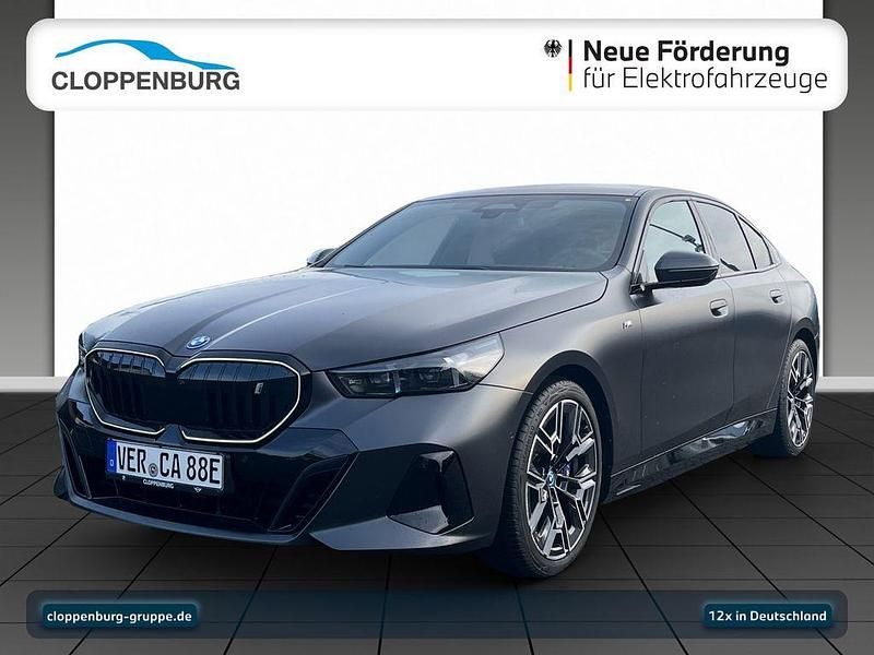 Grau Gebraucht 2025 BMW i5 Sport Line Limousine | 63.895 € (Guter Preis) - Bild 1/4