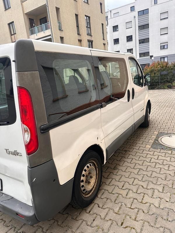 Second-hand Renault Trafic 145 CP (106 kW) 2010 Alb Monovolum