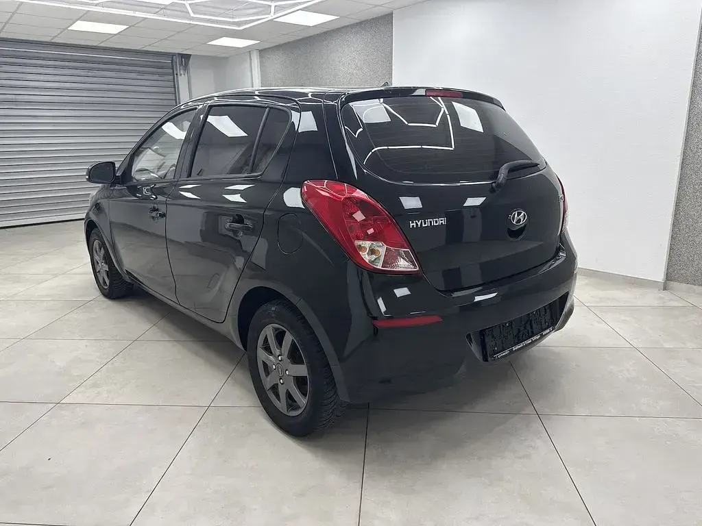 Gebraucht Hyundai i20 Edition 86 PS (63 kW) 2013 Schwarz Kleinwagen