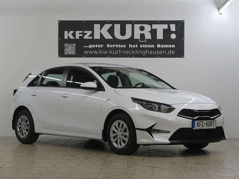 Weiß Neu 2025 Kia Ceed Limousine | 22.990 € (Guter Preis) - Bild 1/4