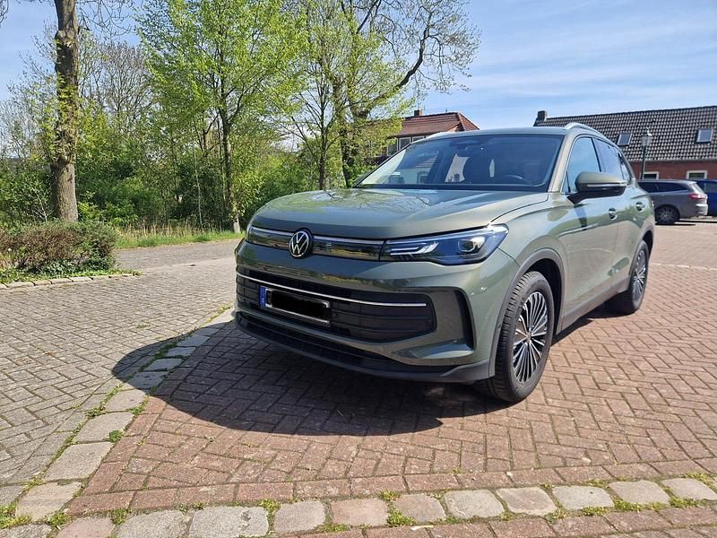 Grün Gebraucht 2024 VW Tiguan Life SUV | 34.000 € (Fairer Preis) - Bild 1/4
