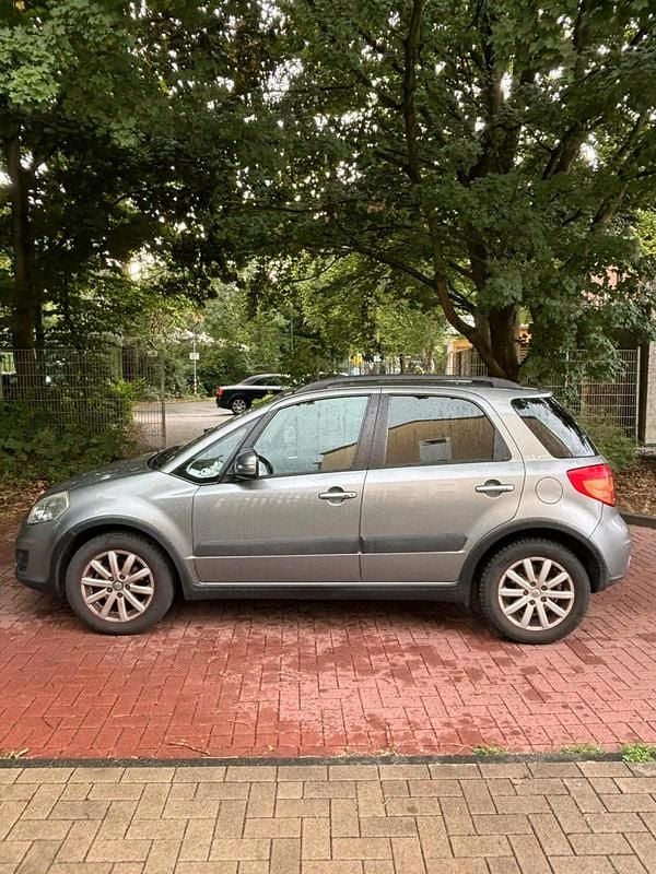 Grau Gebraucht 2011 Suzuki SX4 Style Limousine | 4.990 € (Fairer Preis) - Bild 1/4
