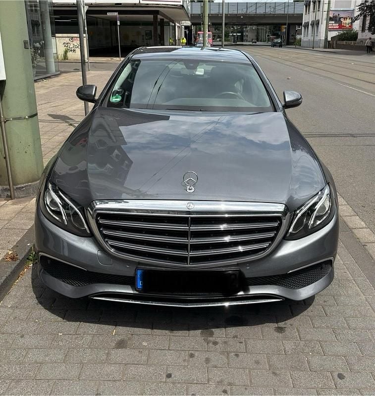Grau Gebraucht 2016 Mercedes E200 Avantgarde Limousine | 20.400 € (Fairer Preis) - Bild 1/4
