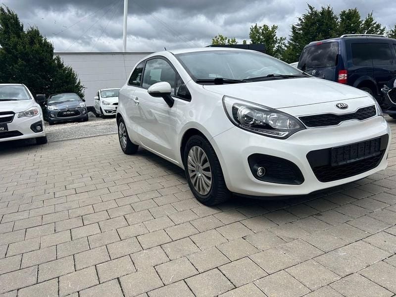 Weiß Gebraucht 2012 Kia Rio 2 Limousine | 4.000 € (Guter Preis) - Bild 1/4