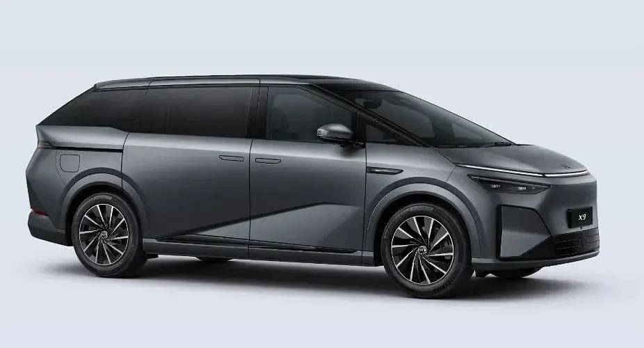 Neu XPENG X9 235 kW (320 PS) 2026 Grau (matte gray) Van / Kleinbus
