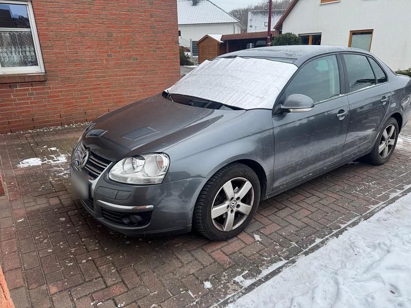 Gebraucht VW Jetta 102 PS (75 kW) 2009 Grau Limousine