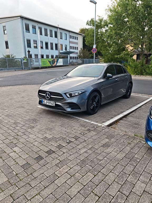 Grau Gebraucht 2020 Mercedes A250 AMG line Limousine | 26.000 € (Guter Preis) - Bild 1/4