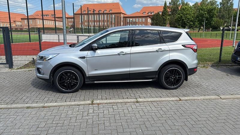 Silber Gebraucht 2018 Ford Kuga Trend SUV | 14.490 € (Superpreis) - Bild 1/4