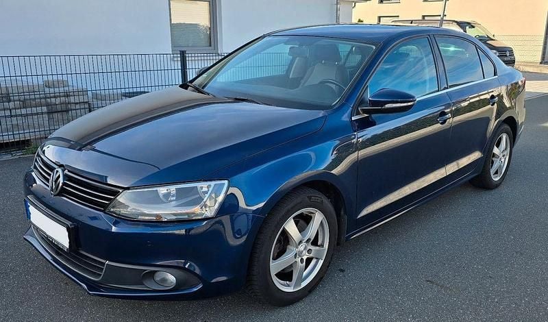 Blau Gebraucht 2012 VW Jetta Limousine | 6.990 € (Fairer Preis) - Bild 1/4