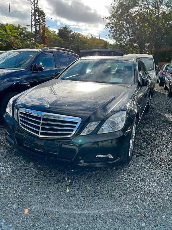 Schwarz Gebraucht 2009 Mercedes E200 Limousine | 10.900 € (Fairer Preis) - Bild 1/4