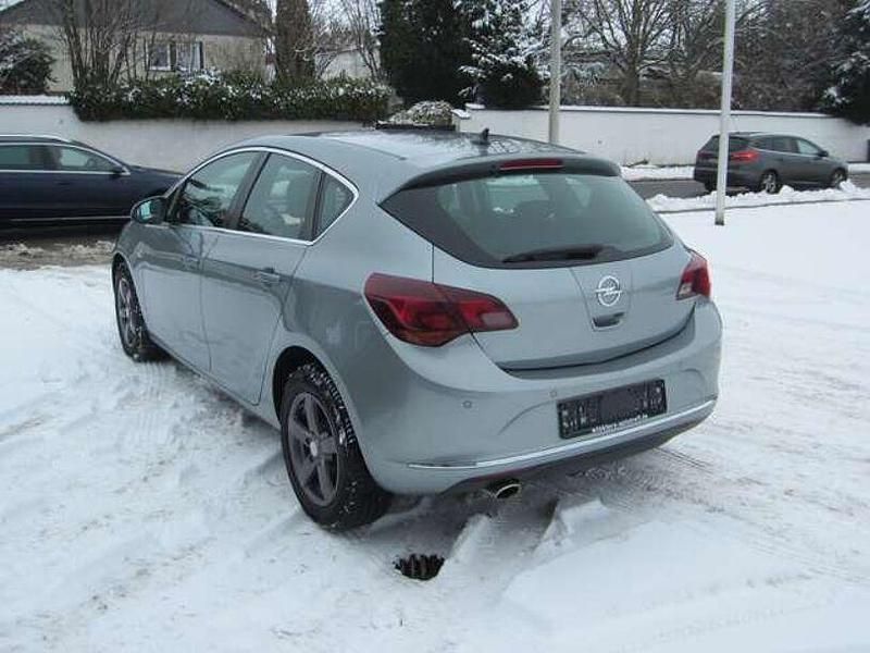 Gebraucht Opel Astra Exklusiv 170 PS (125 kW) 2014 Silbersee/perl silber (m2) Kleinwagen