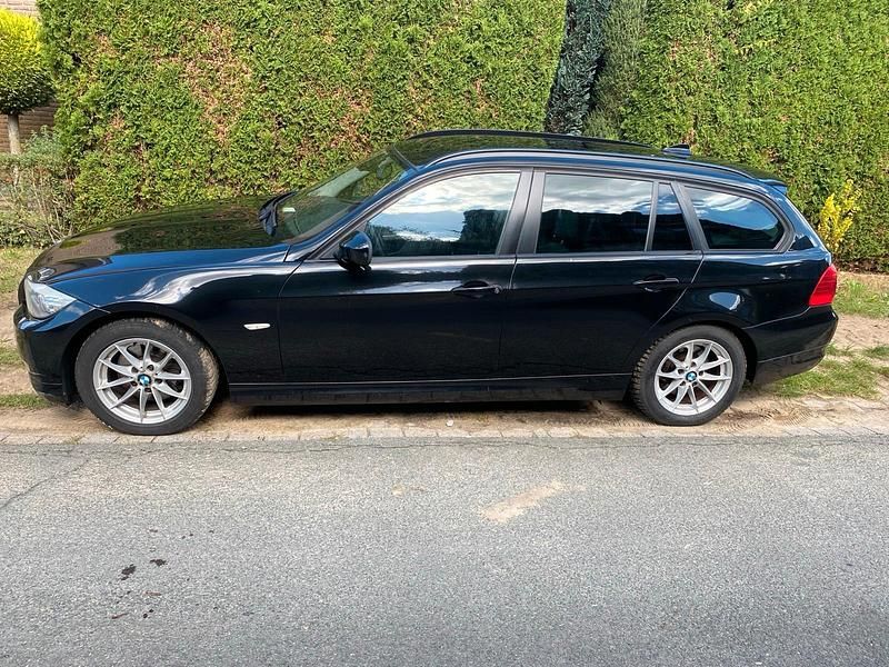 Schwarz Gebraucht 2012 BMW 318 Kombi | 4.950 € (Superpreis) - Bild 1/4
