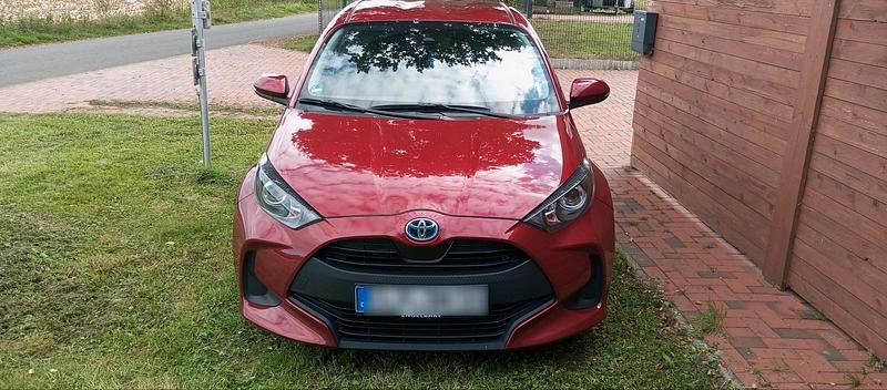 Rot Gebraucht 2020 Toyota Yaris Hybrid Limousine | 16.000 € (Superpreis) - Bild 1/4