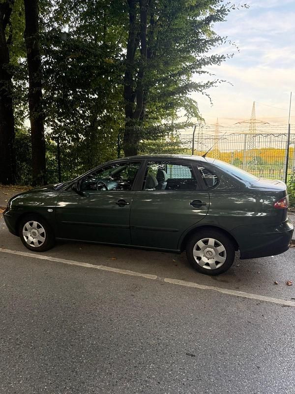Grün Gebraucht 2003 Seat Cordoba Limousine | 1.100 € (Guter Preis) - Bild 1/4