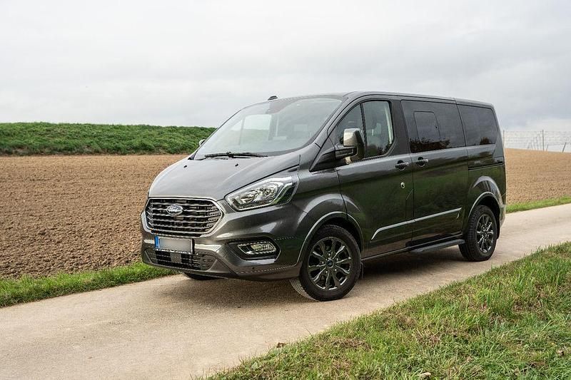 Grau Gebraucht 2021 Ford Tourneo Custom Titanium Van / Kleinbus | 38.400 € (Fairer Preis) - Bild 1/4