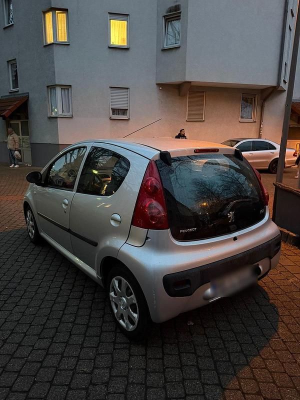 Gebraucht Peugeot 107 Filou 68 PS (50 kW) 2011 Silber Kleinwagen
