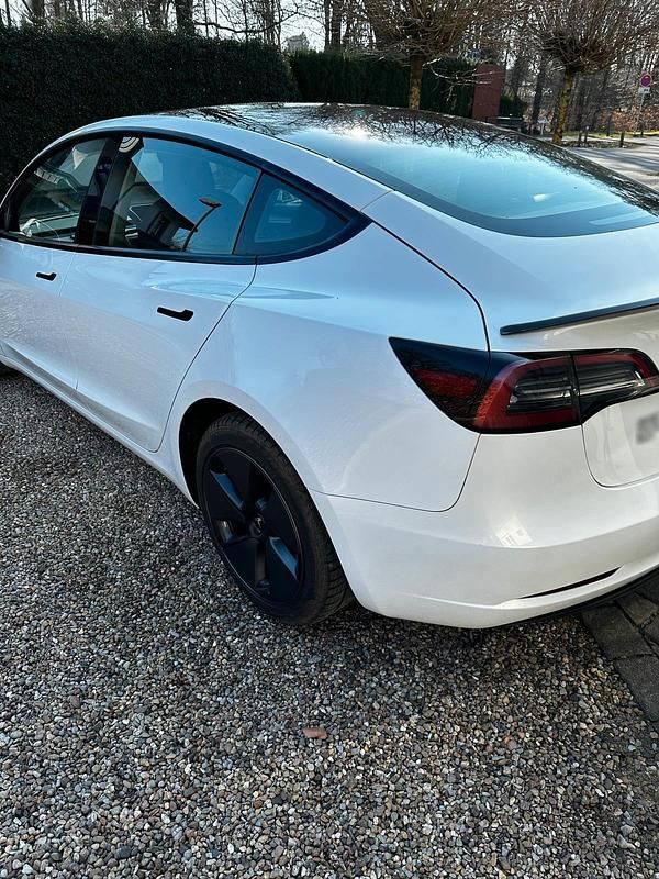 Gebraucht Tesla Model 3 Standard Range 208 kW (283 PS) 2022 Weiß Limousine