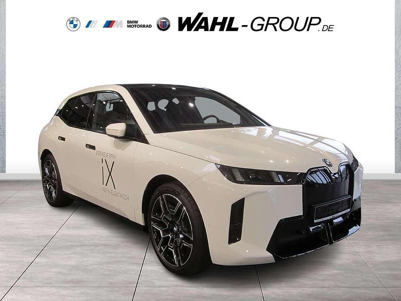 Gebraucht BMW iX M Sport 300 kW (408 PS) 2025 Weiß SUV