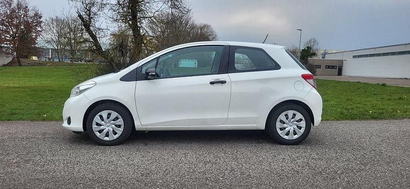 Gebraucht Toyota Yaris 69 PS (50 kW) 2013 Weiß Kleinwagen
