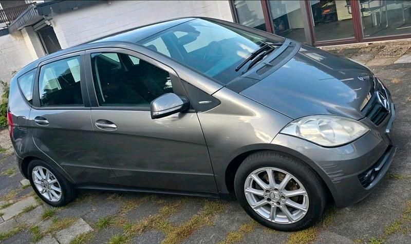 Grau Gebraucht 2010 Mercedes A160 Limousine | 2.750 € (Fairer Preis) - Bild 1/4