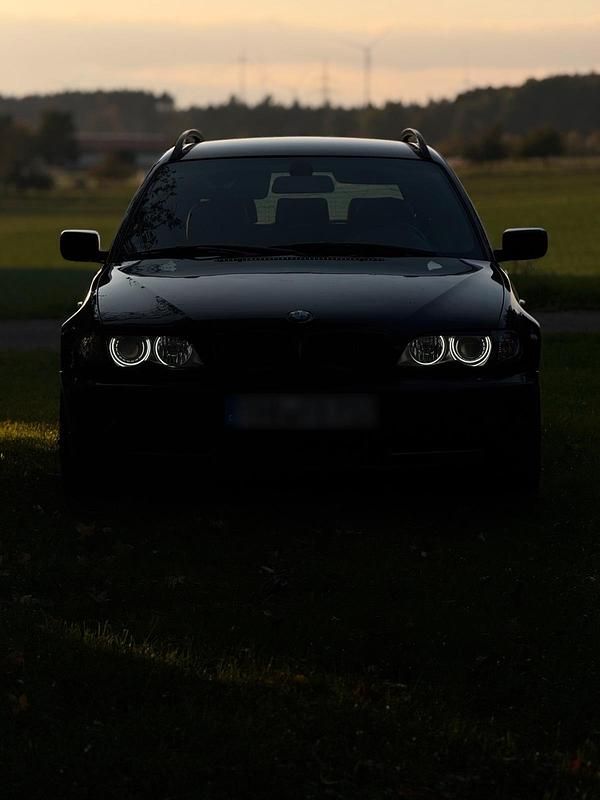 Schwarz Gebraucht 2003 BMW 330 Kombi | 3.500 € (Superpreis) - Bild 1/4