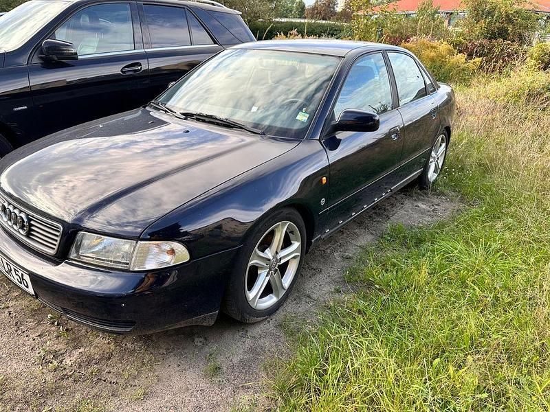 Blau Gebraucht 1997 Audi A4 Performance Limousine | 850 € (Superpreis) - Bild 1/4