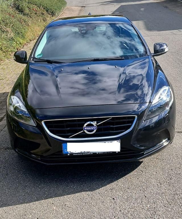 Schwarz Gebraucht 2015 Volvo V40 You! Kombi | 7.900 € (Fairer Preis) - Bild 1/4