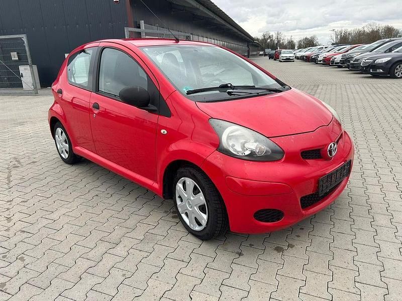 Gebraucht Toyota Aygo Basis 68 PS (50 kW) 2010 Rot Kleinwagen