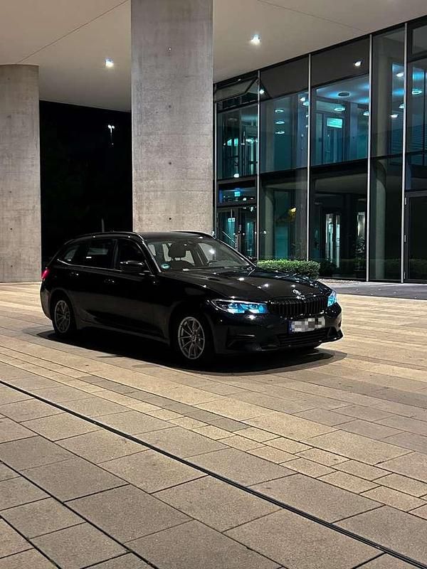 Schwarz Gebraucht 2020 BMW 320 Shadowline Kombi | 16.980 € (Superpreis) - Bild 1/4