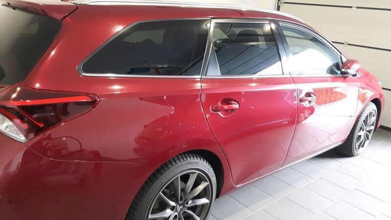 Rot Gebraucht 2017 Toyota Auris Touring Sports Kombi | 17.990 € (Teuer) - Bild 1/4