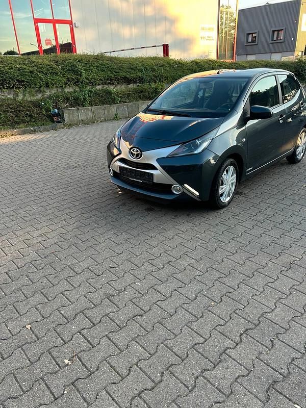 Grau Gebraucht 2016 Toyota Aygo Kleinwagen | 6.999 € (Guter Preis) - Bild 1/4