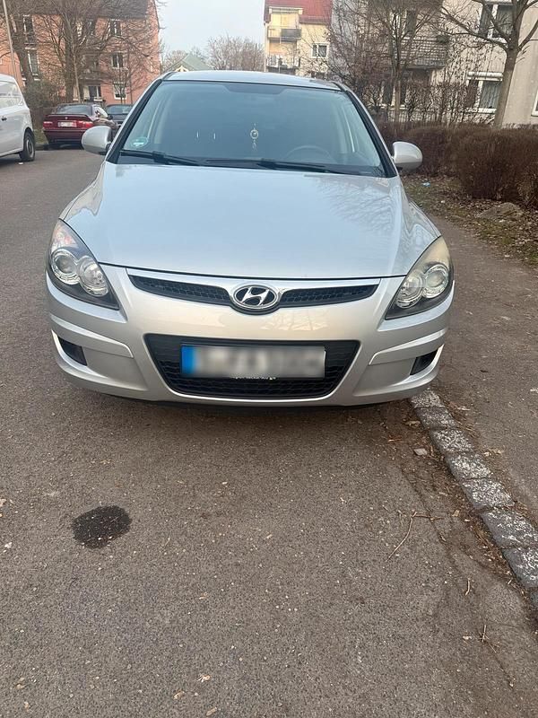 Gebraucht Hyundai i30 109 PS (80 kW) 2009 Silber Kleinwagen