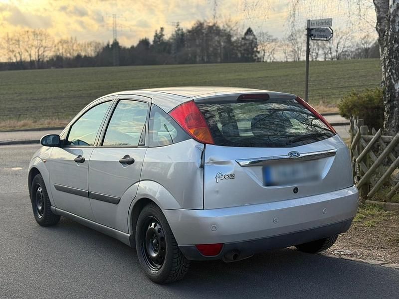 Gebraucht Ford Focus Ghia 101 PS (74 kW) 2001 Silber Limousine