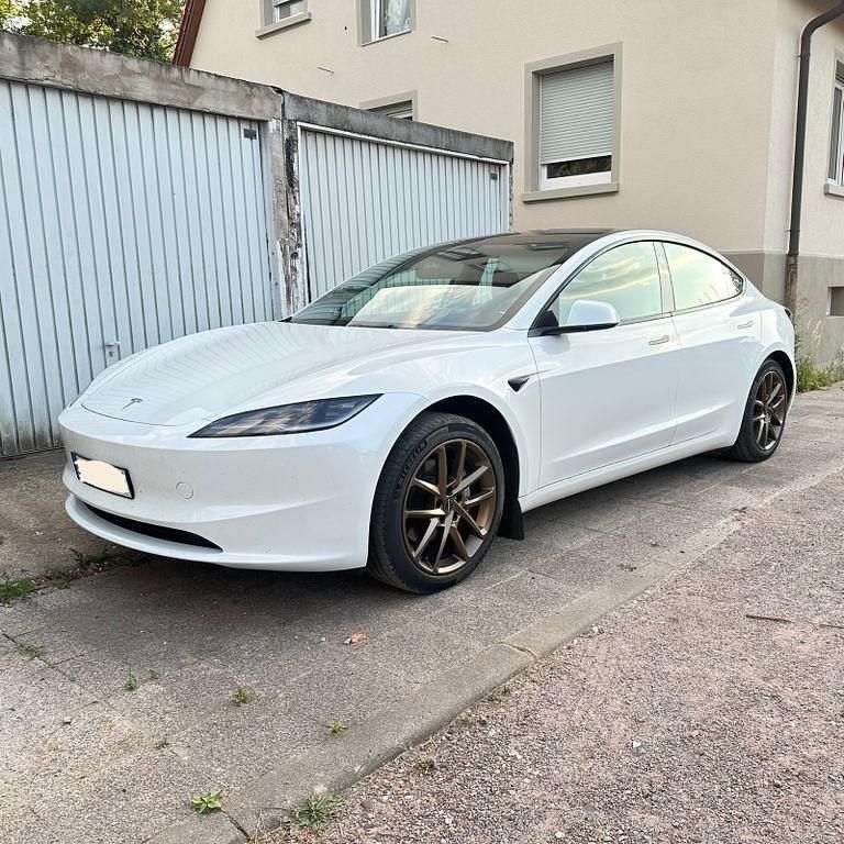 Weiß Gebraucht 2024 Tesla Model 3 Limousine | 31.500 € (Fairer Preis) - Bild 1/4