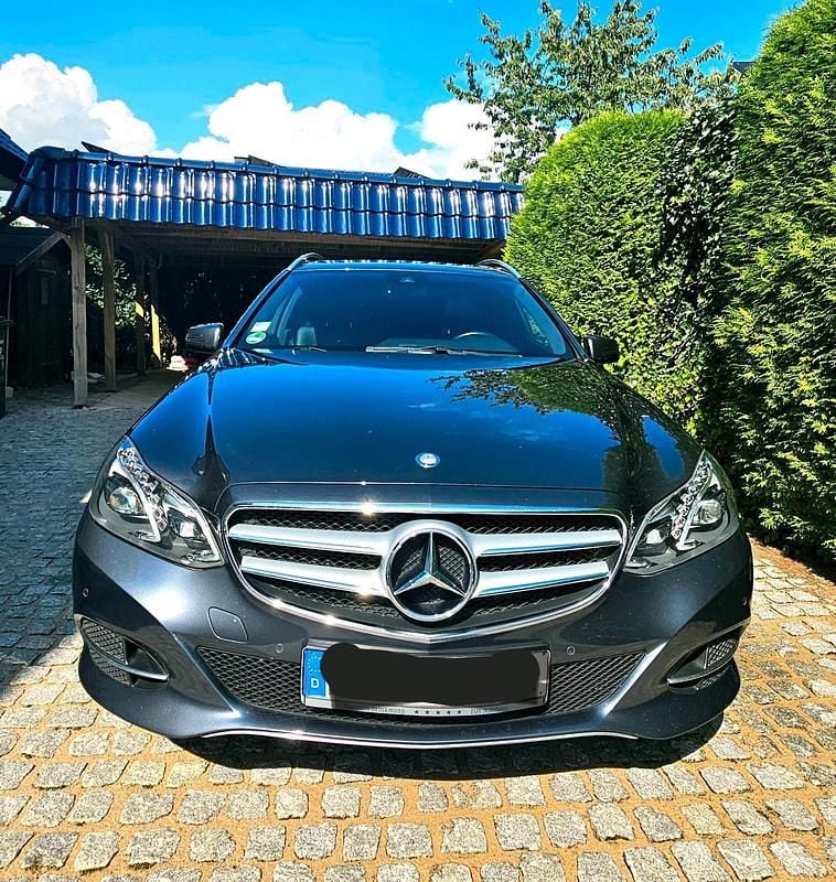 Grau Gebraucht 2017 Mercedes E220 Kombi | 13.900 € (Superpreis) - Bild 1/4