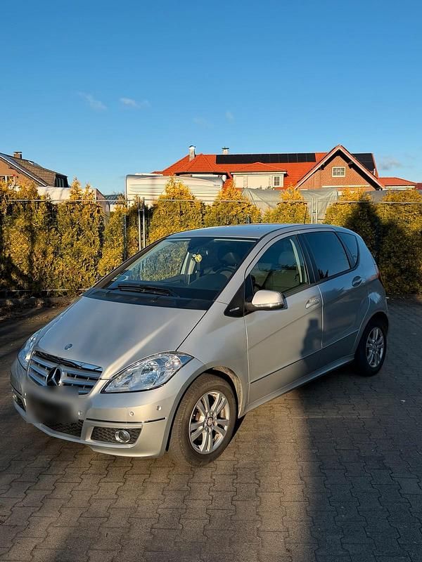 Silber Gebraucht 2011 Mercedes A160 Avantgarde Kleinwagen | 4.399 € (Fairer Preis) - Bild 1/4